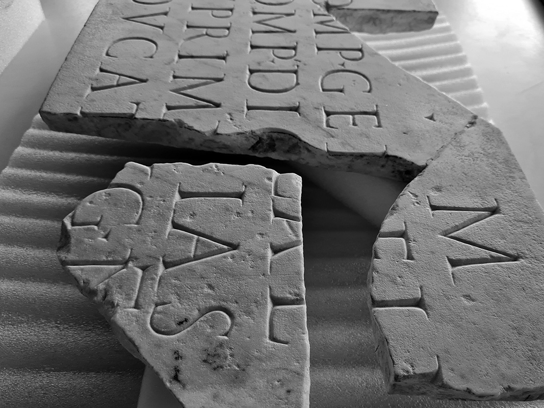 Photo des fragments de l'inscription