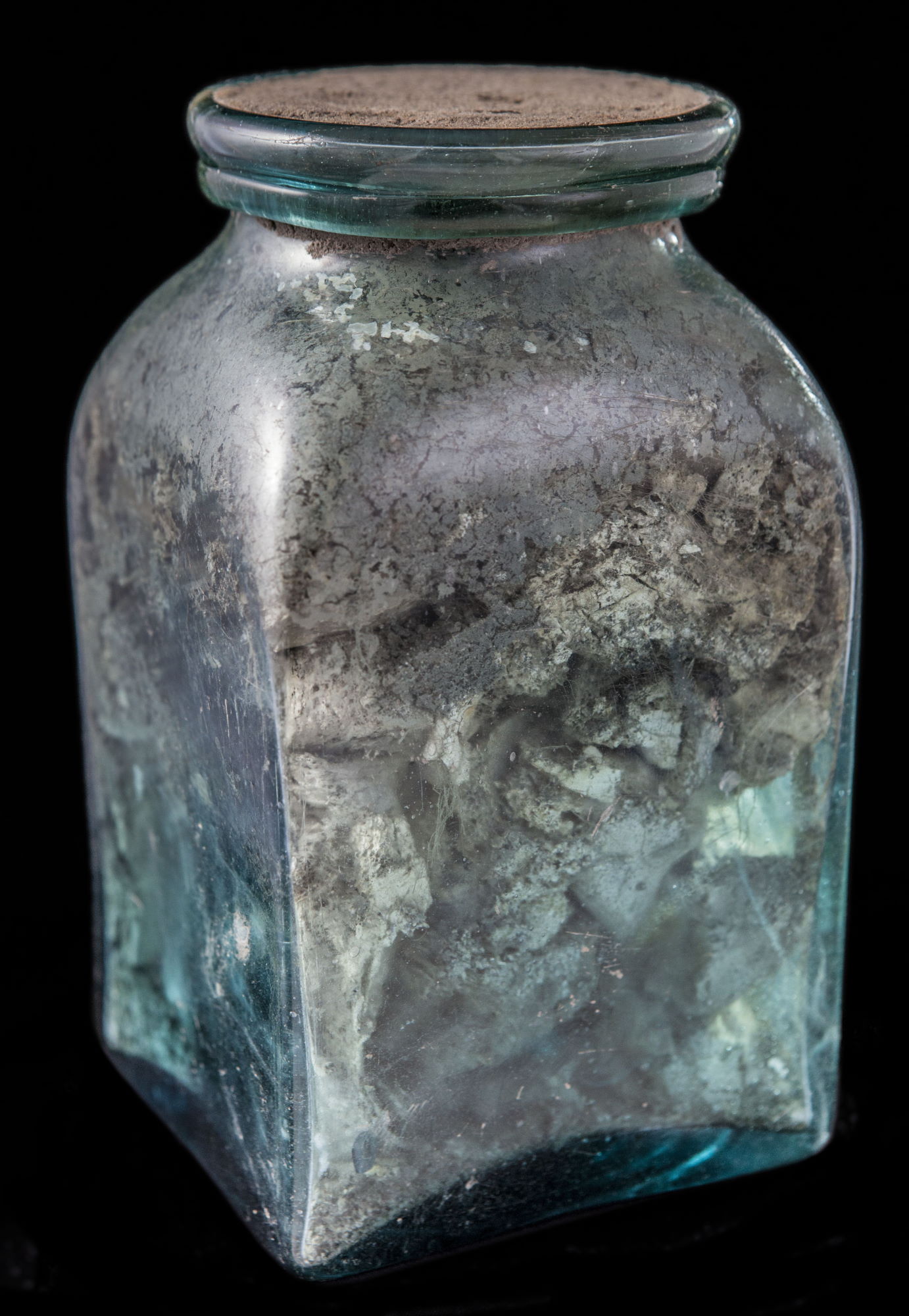 Urne funéraire en verre avec ossements © Site et Musée romains d'Avenches, photo NVP3D