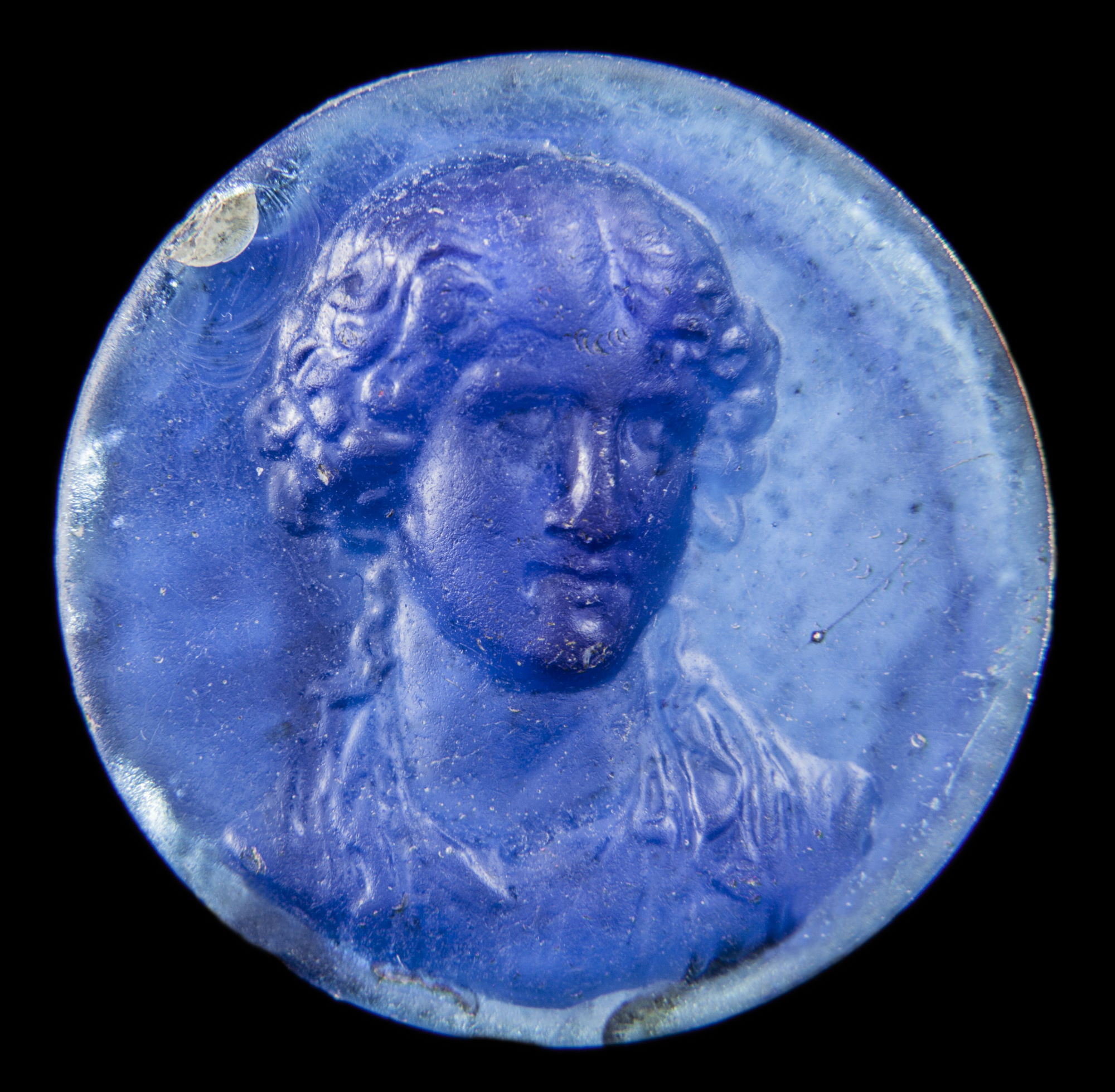Médaillon d’une phalère en pâte de verre bleu cobalt © Site et Musée romains d'Avenches, photo NVP3D