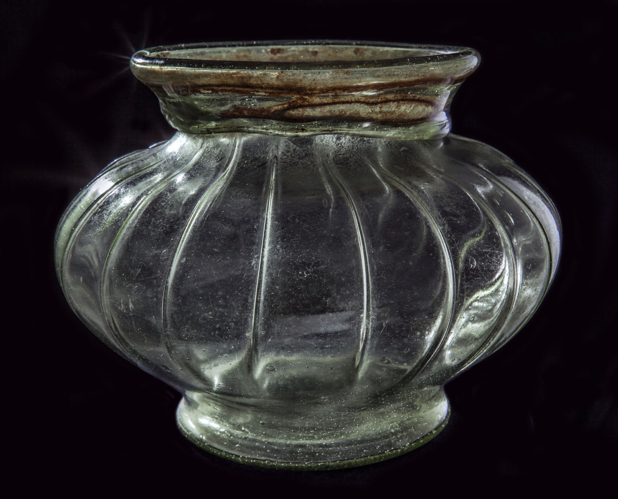 Pot globulaire en verre © Site et Musée romains d'Avenches, photo NVP3D