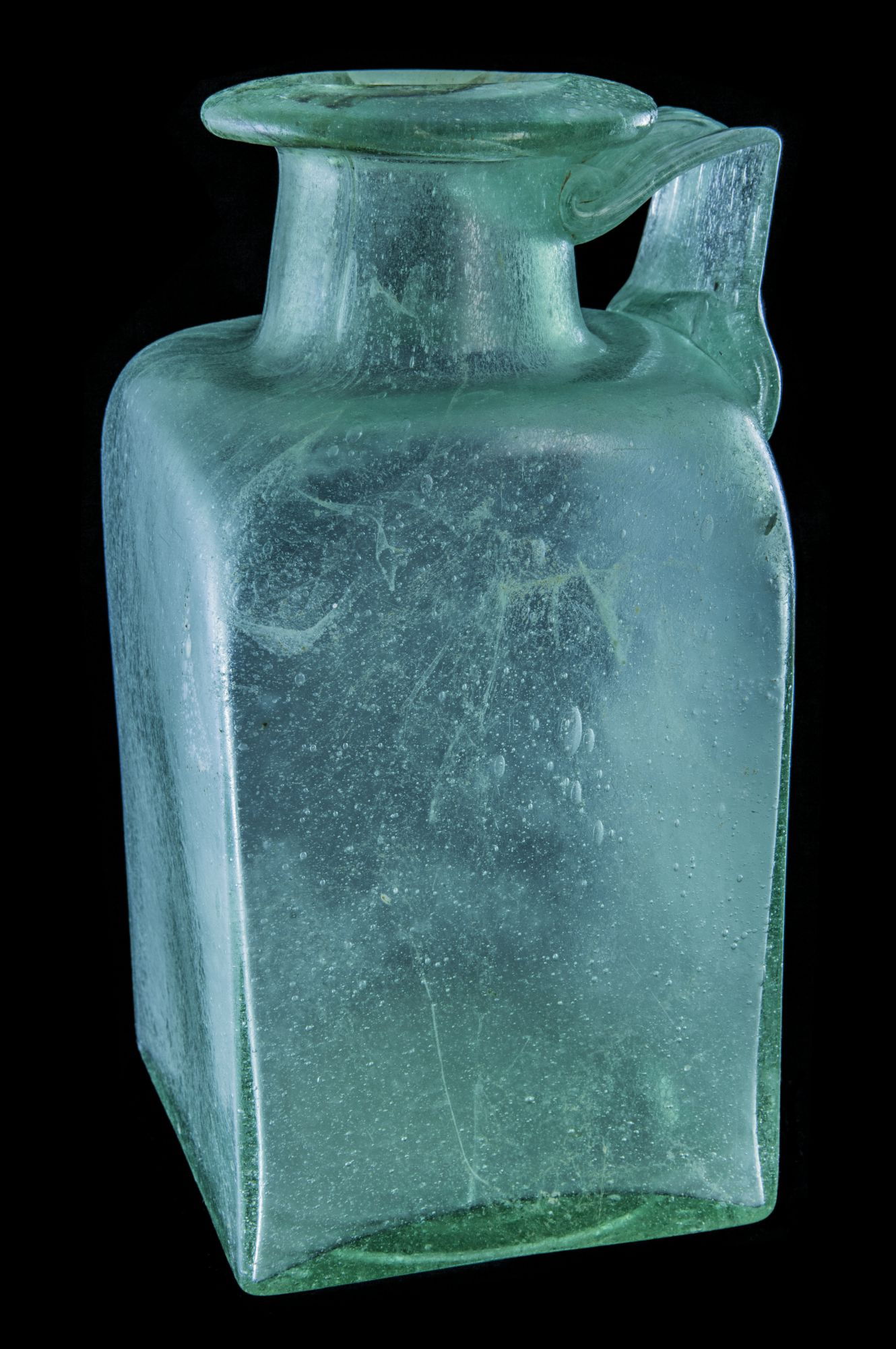 Bouteille carrée en verre © Site et Musée romains d'Avenches, photo NVP3D