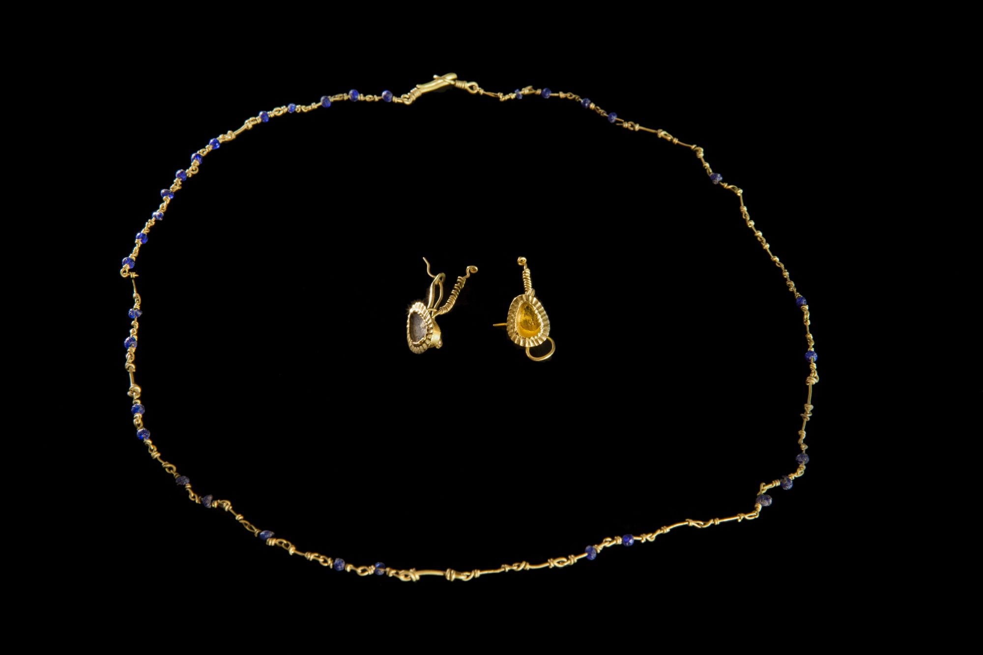 Collier en or à perles de verre bleu et boucles d’oreilles en or © Site et Musée romains d'Avenches, photo NVP3D
