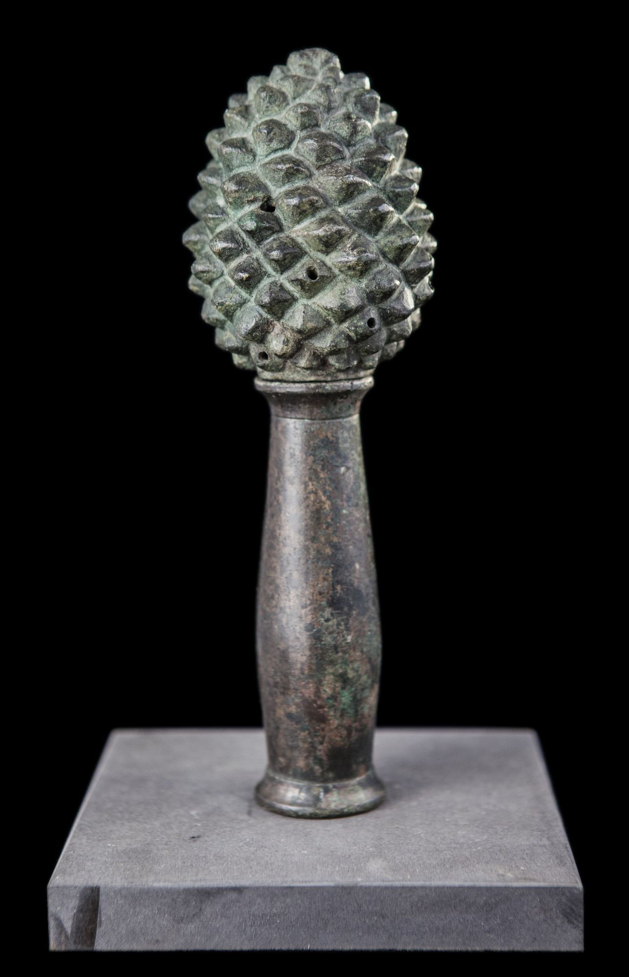Jet d'eau en bronze en forme de pomme de pin © Site et Musée romains d'Avenches, photo NVP3D