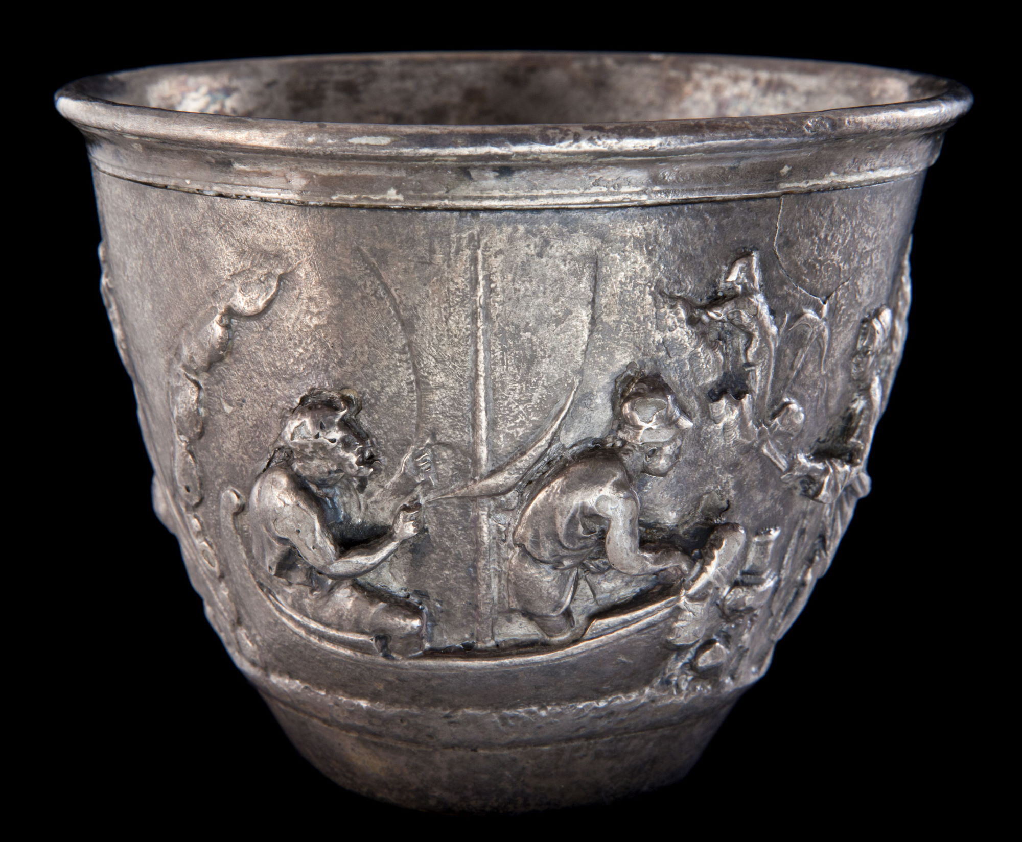 Gobelet en argent richement orné © Site et Musée romains d'Avenches, photo NVP3D