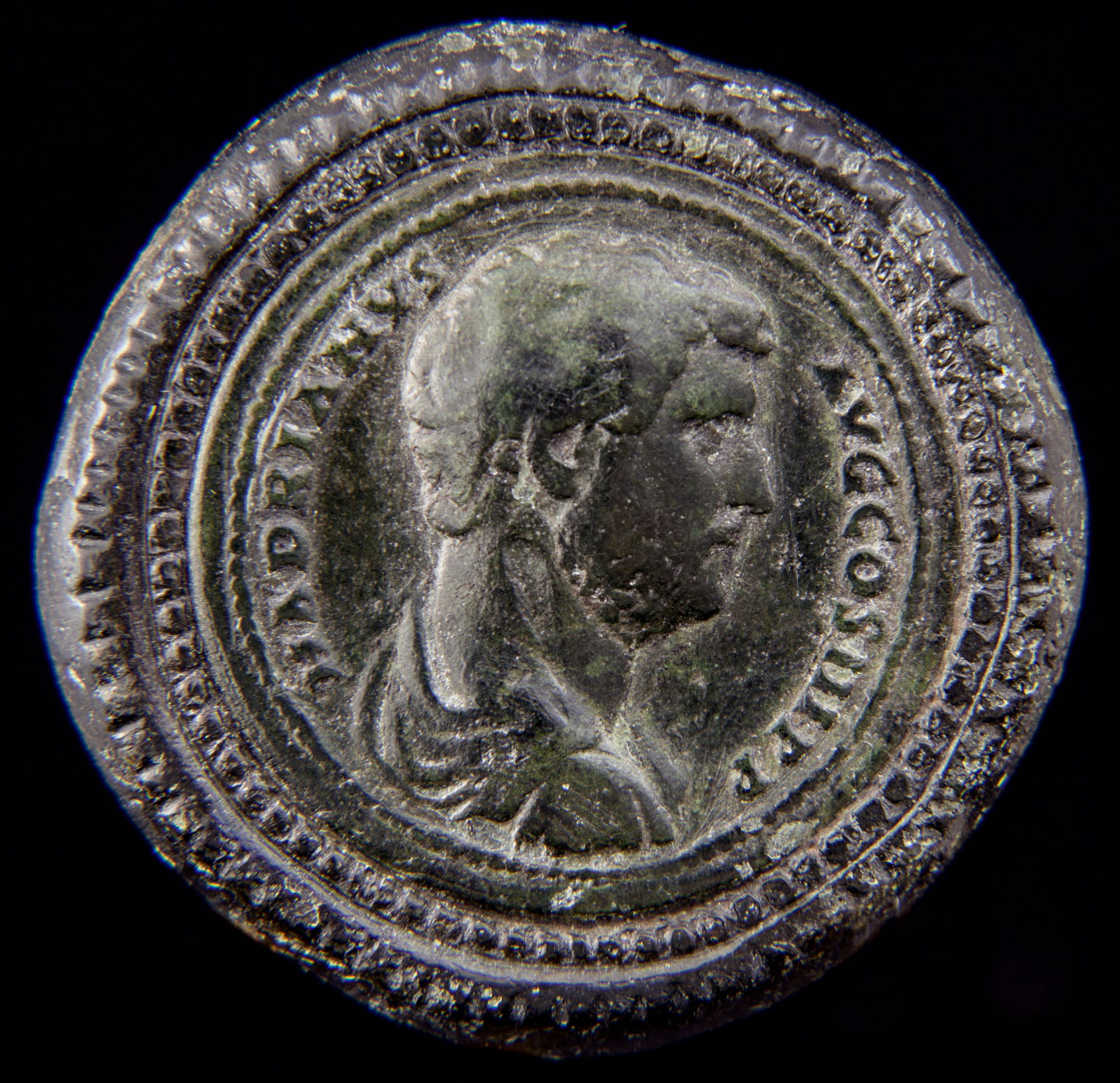 Médaillon en bronze avec portrait de l’empereur Hadrien © Site et Musée romains d'Avenches, photo NVP3D