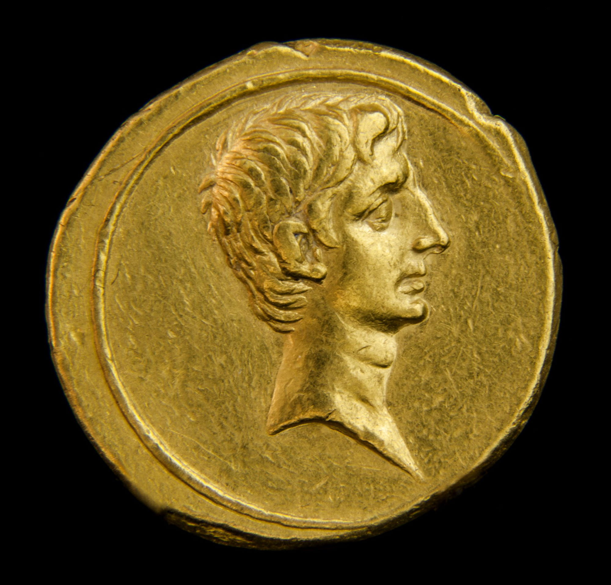 Monnaie en or à l'effigie de l'empereur Auguste © Site et Musée romains d'Avenches, photo NVP3D