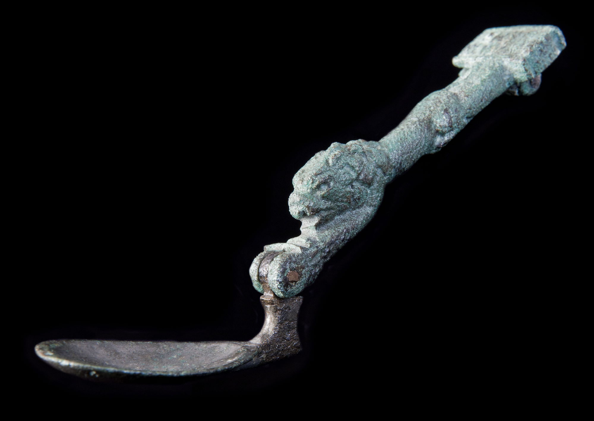 Couteau-cuillère pliable en bronze dont le manche illustre un lion © Site et Musée romains d'Avenches, photo NVP3D