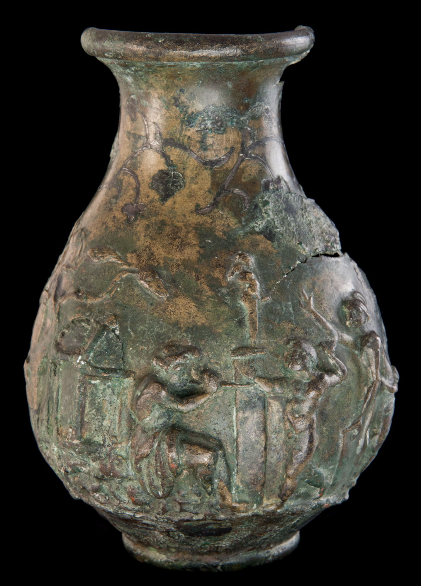 Vase en bronze à motifs bachiques © Site et Musée romains d'Avenches, photo NVP3D