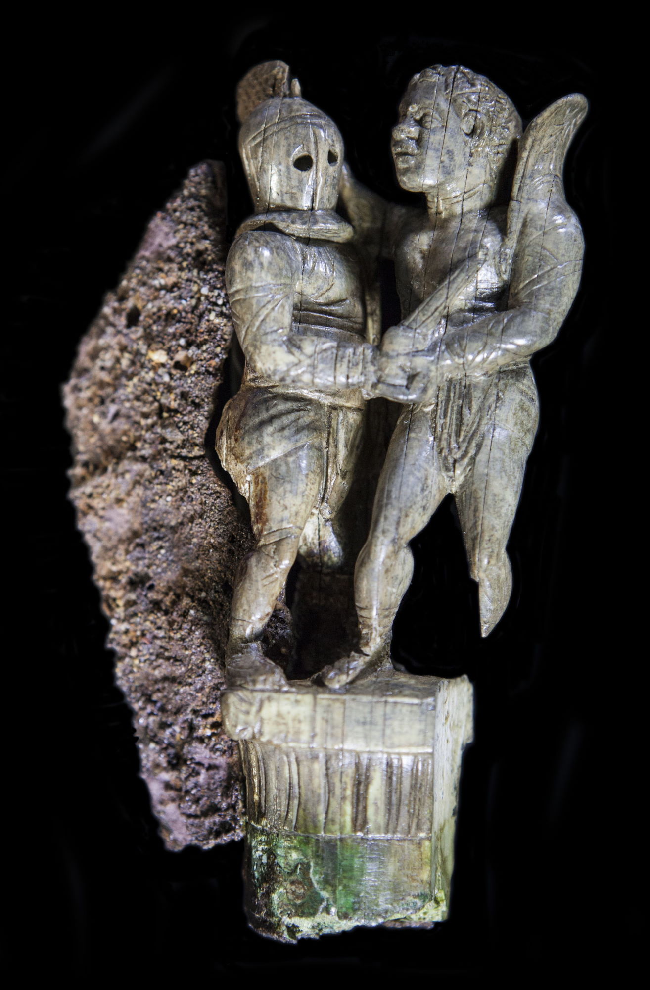 Couteau pliable avec manche en ivoire représentant deux gladiateurs © Site et Musée romains d'Avenches, photo NVP3D