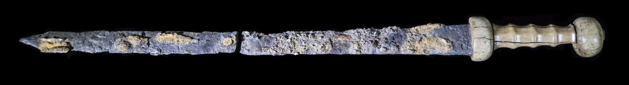 Glaive militaire avec manche en os et ivoire © Site et Musée romains d'Avenches, photo NVP3D
