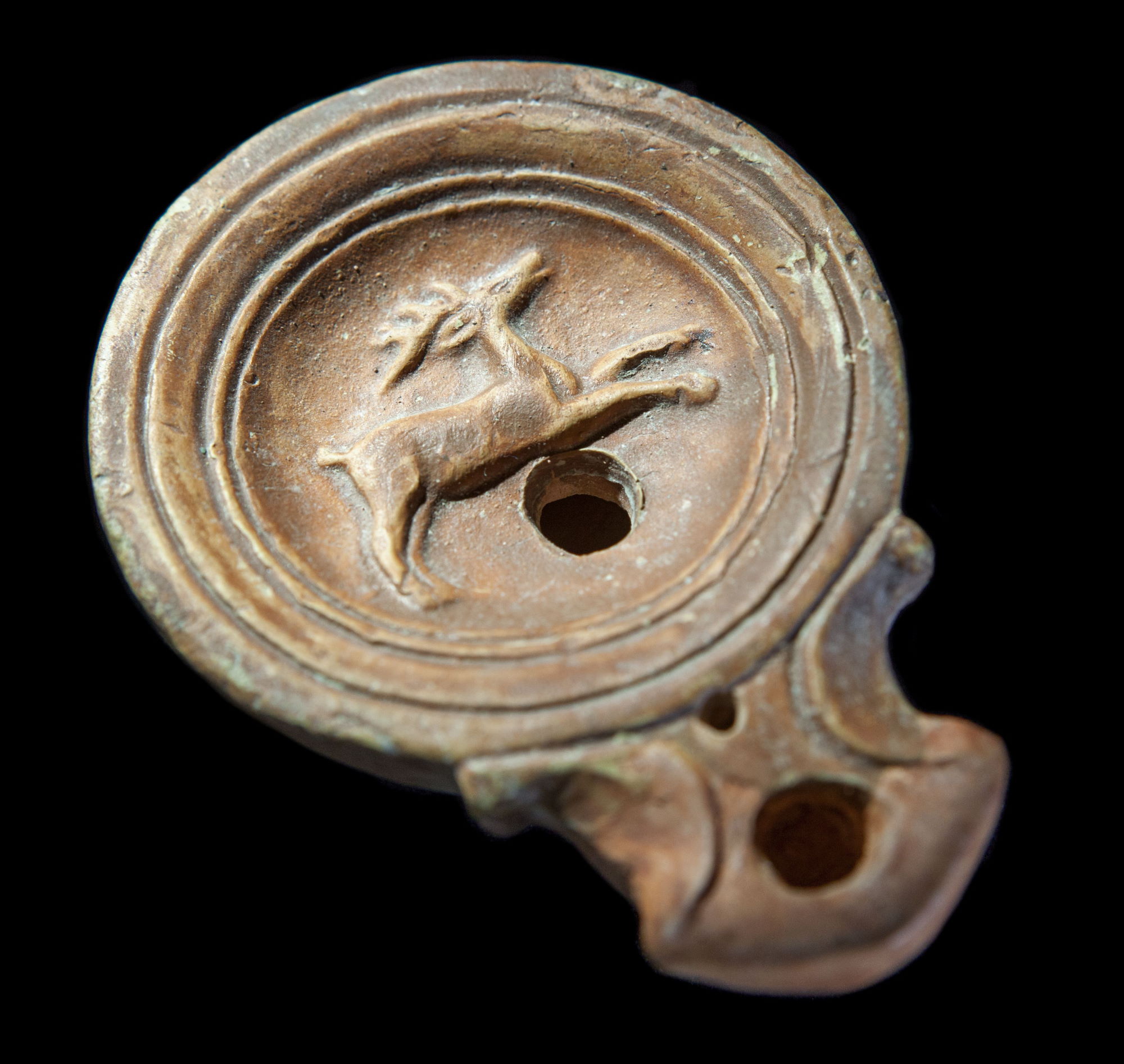 Lampe à huile en terre cuite représentant un cerf © Site et Musée romains d'Avenches, photo NVP3D