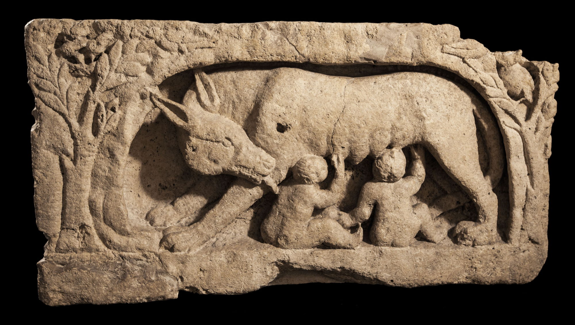 Relief représentant la louve romaine allaitant Romulus et Rémus © Site et Musée romains d'Avenches, photo NVP3D