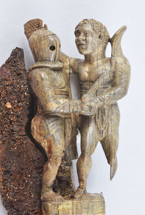 Couteau pliable à manche en ivoire représentant deux gladiateurs