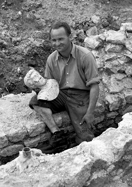 Découverte du buste en or de Marc Aurèle en avril 1939