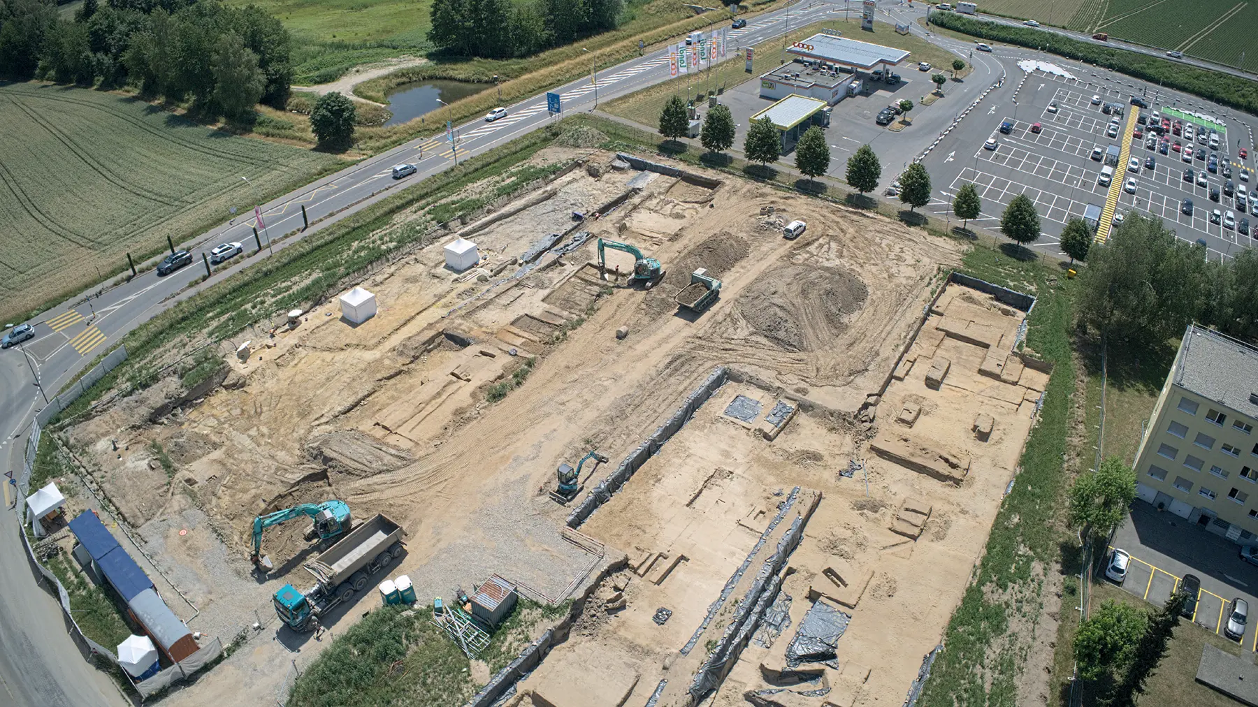 Vue aérienne des fouilles d'envergure menées en 2022 en anticipation d'un grand projet de construction dans la zone d'Au Milavy