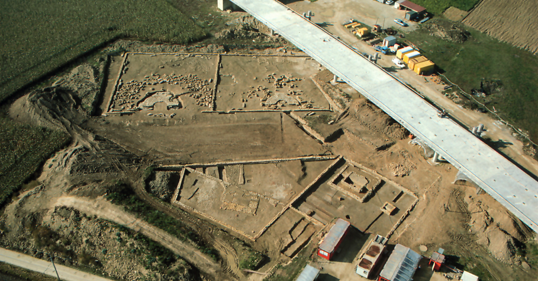 Vue aérienne de l’ensemble cultuel et funéraire d’En Chaplix (1989). Photo R. Vorlet