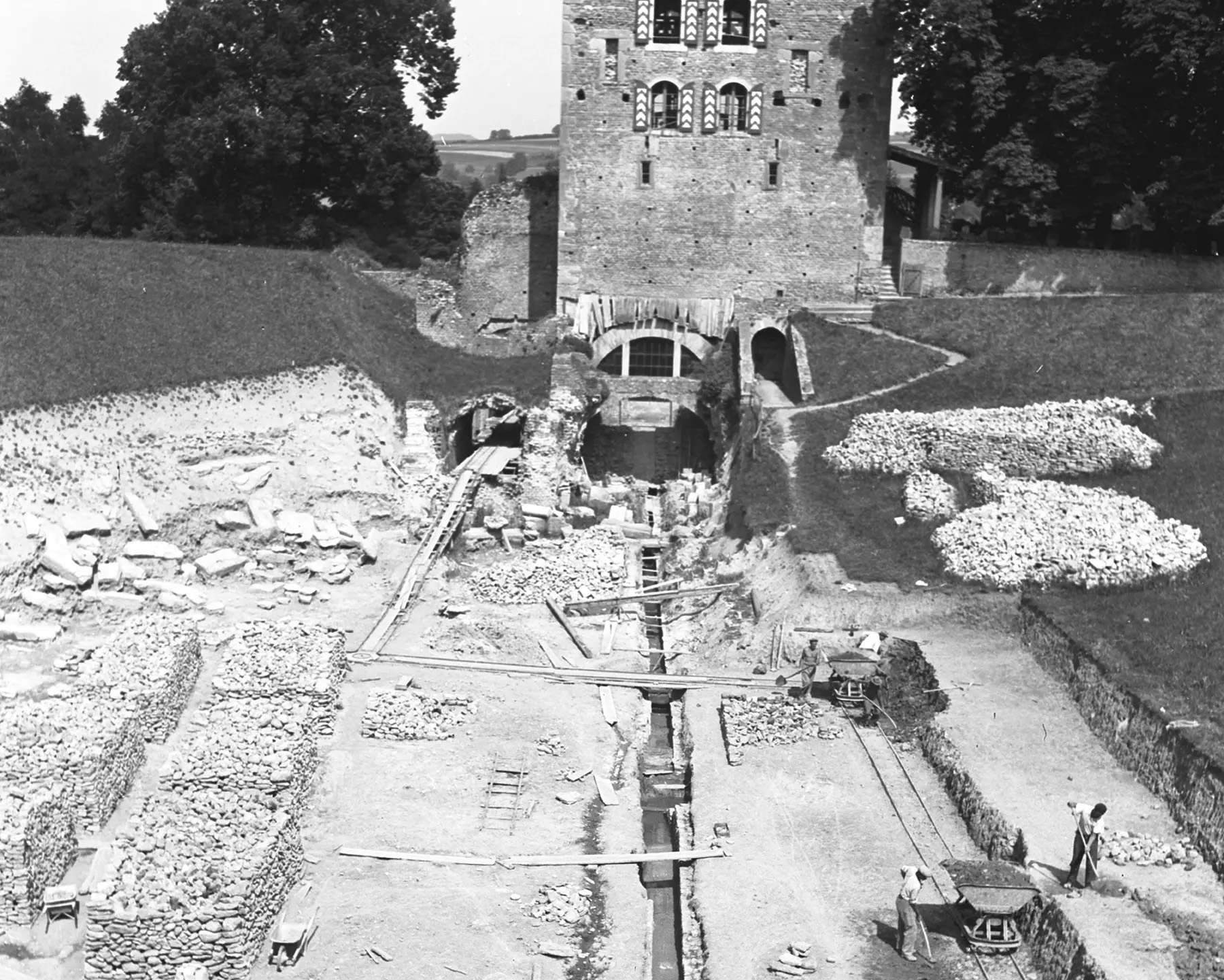 Gigantesques travaux de dégagement des arènes de l'amphithéâtre (1943)