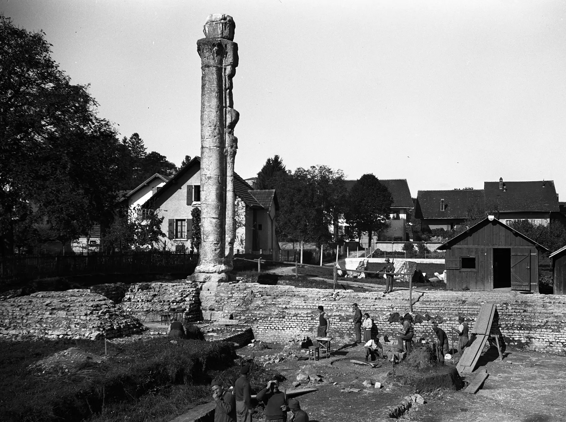 Fouilles au pied du podium du temple du Cigognier sous haute surveillance (1940)