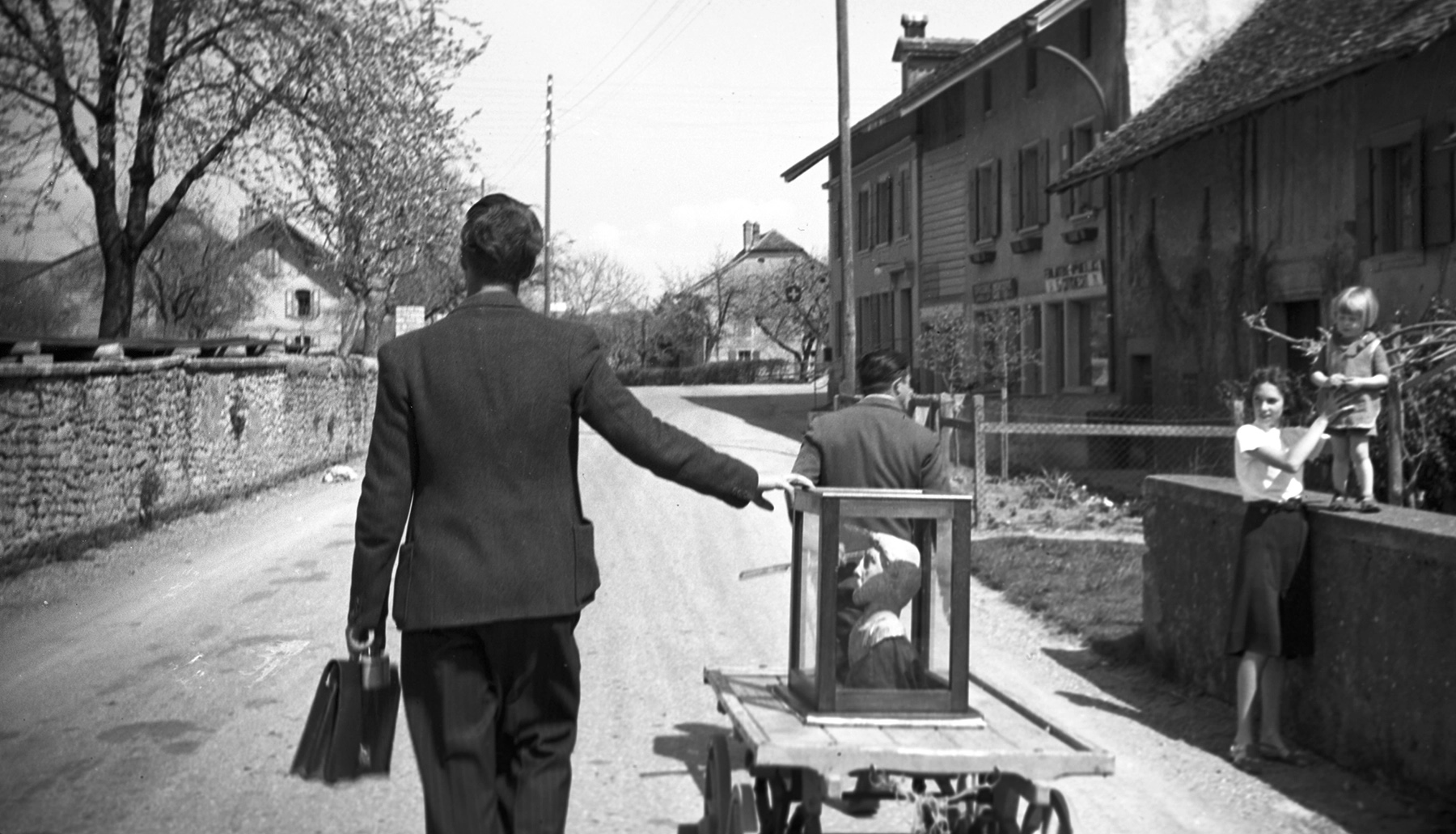 Les jours suivants sa découverte, le buste de Marc-Aurèle est amené "en grande pompe" sur le chantier du Cigognier afin d'y être exposé. Le soir il retourne à la banque, à l'abri des voleurs (1939)