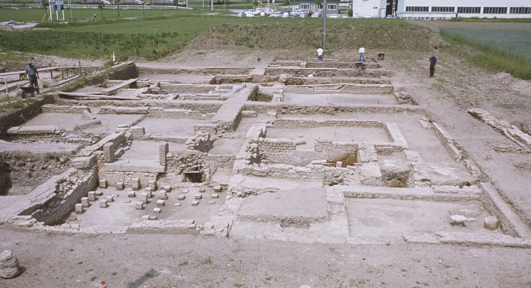 Fouille d'une imposante domus à l'insula 10 (1970)