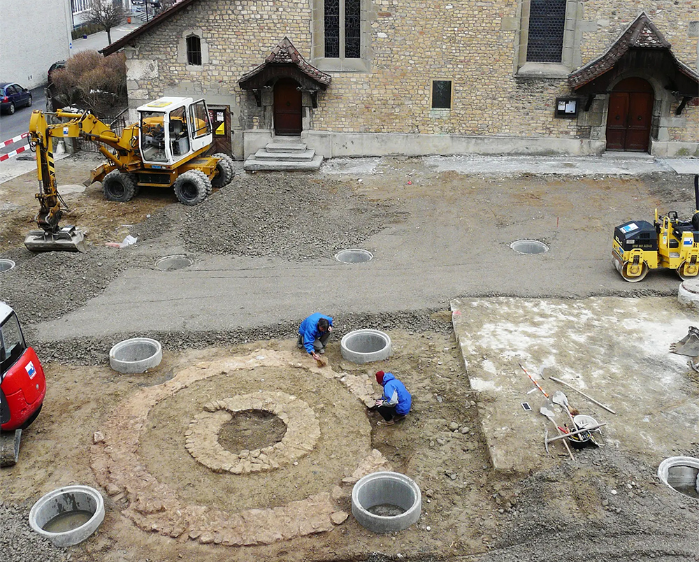 Puits du 17e sur la place de l'Eglise. Le dispositif de pompage était encore partiellement conservé (2010)