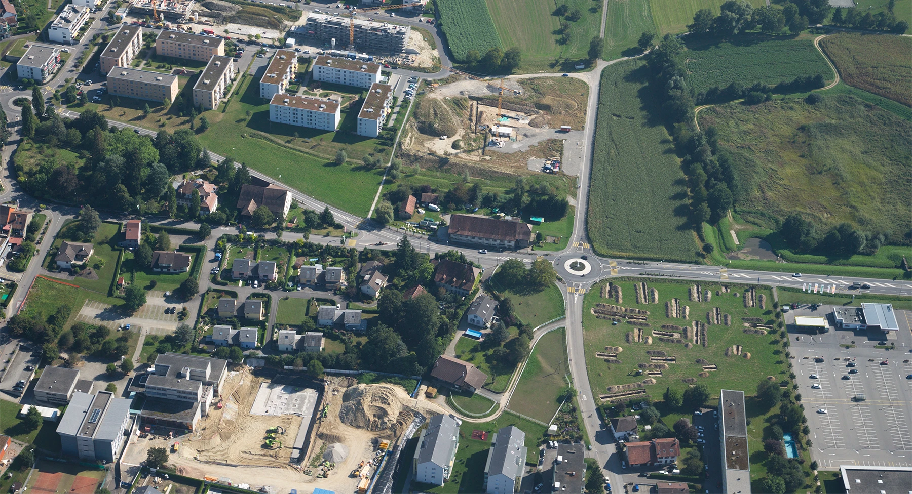 À l'entrée d'Avenches, vue de sondages de diagnostic (à droite) et de deux chantiers de construction (1er et 2e plans) ayant suscité des fouilles préalables