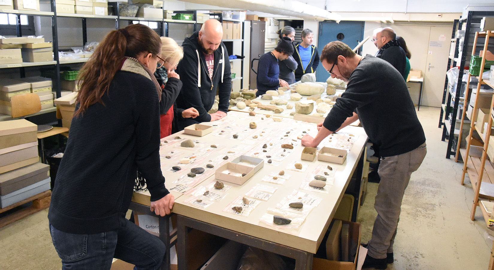 Groupe de chercheurs autour d'une table