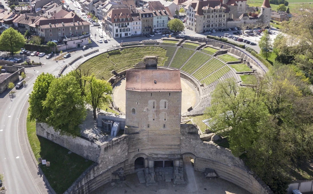 Vue de la tour qui abrite le musée et s'élève au-dessus de l'amphithéâtre romain