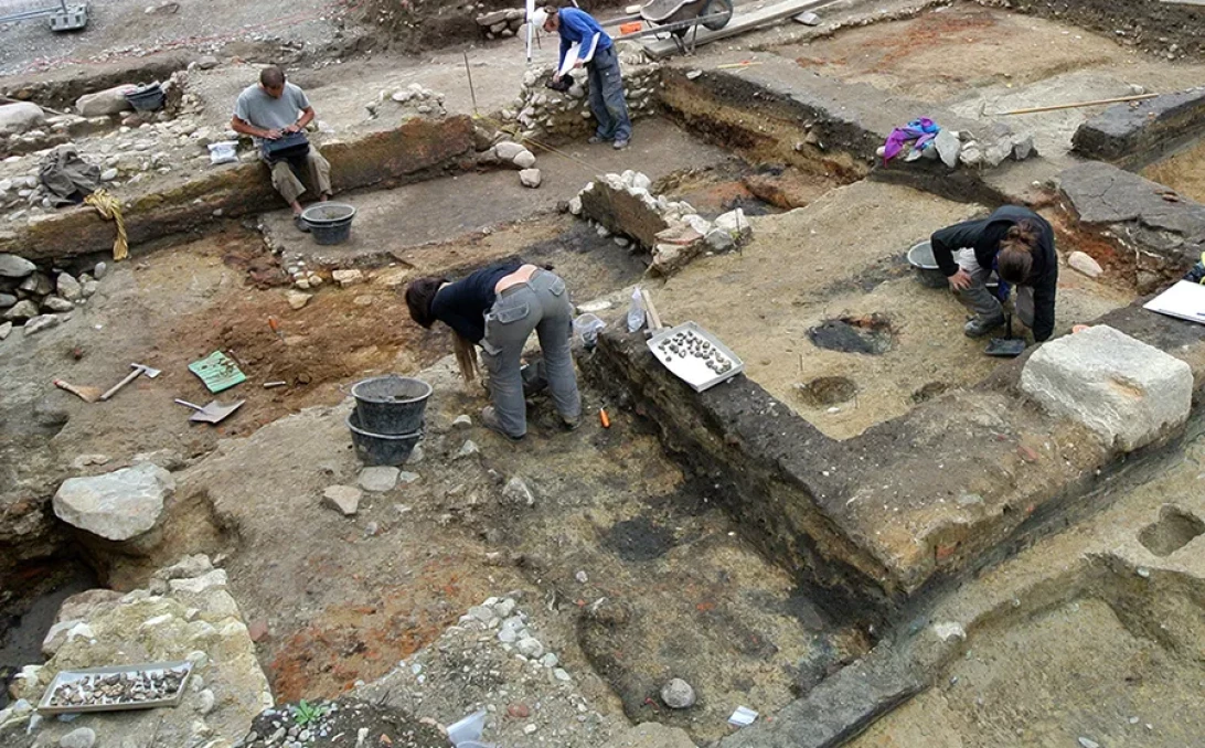Vue aérienne d'une fouille archéologique