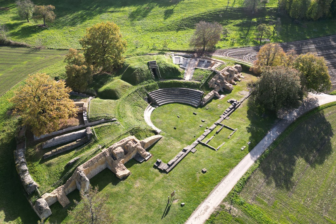 Vue aérienne du théâtre romain