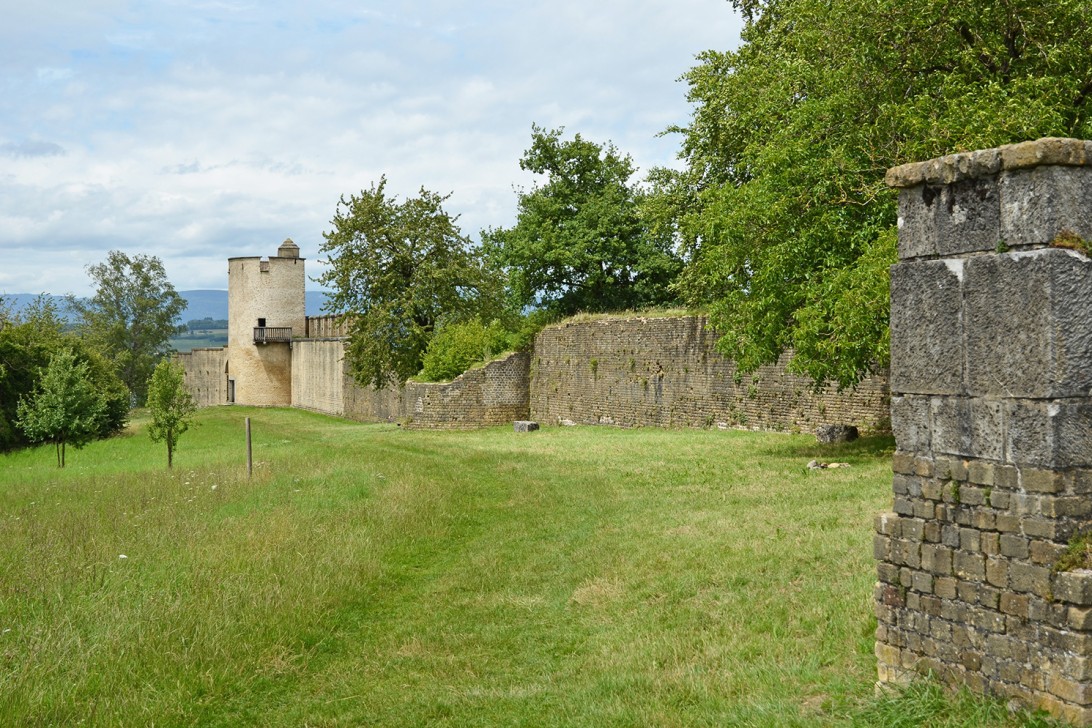 Vue d'une portion du mur d'enceinte et tour de la Tornallaz au deuxième plan. Photo. P. Lutz