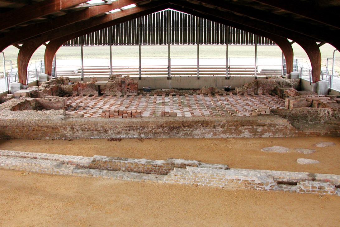 Vue de la salle tiède (tepidarium) des thermes de Perruet