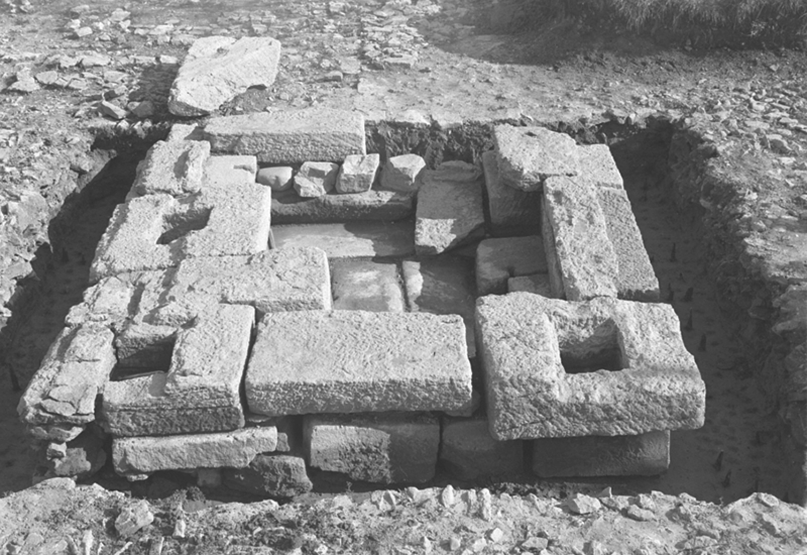 Base de l'autel monumental ou d'un important groupe statuaire se trouvant au centre de la cour intérieure (fouilles de 1940)