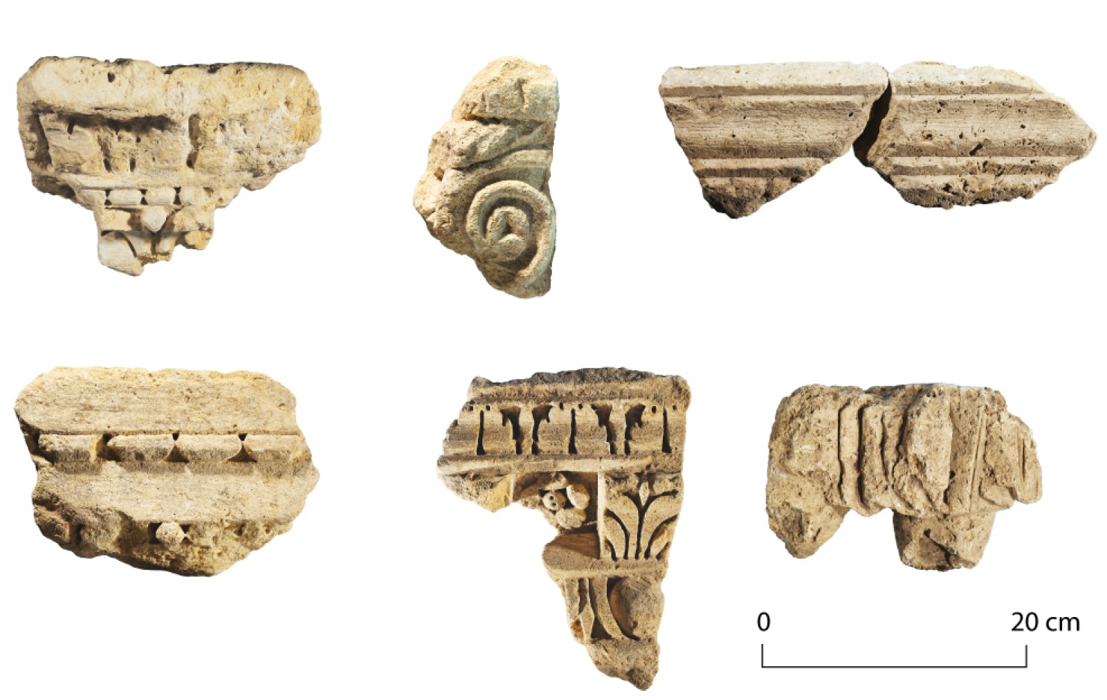 Ces éléments décoratifs sculptés dans le calcaire étaient à l'origine réhaussés de couleur
