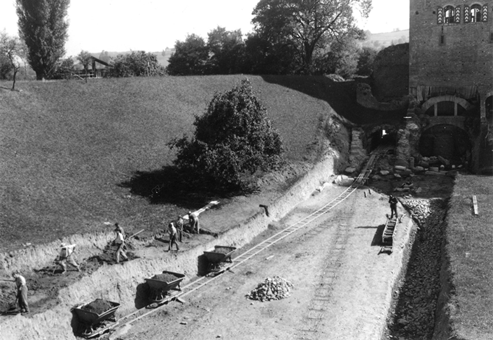 Travaux de dégagement de l'arène en 1943