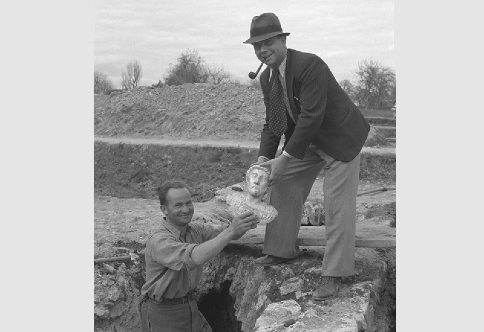 Le buste en or de Marc Aurèle a été découvert lors des fouilles de 1939 au fond d'une canalisation voûtée