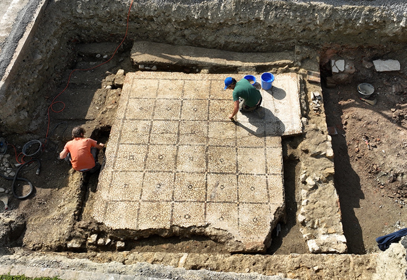 Grande mosaïque, mentionnée sur les plans de 1862, dégagée et intégralement prélevée lors de fouilles en 2024
