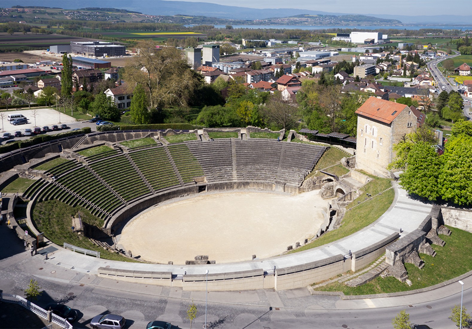 Vue aérienne de l'amphithéâtre en direction du lac de Morat. Photo NVP3D