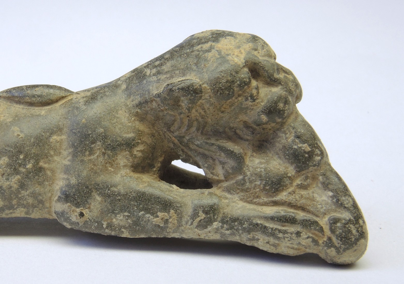 Détail d'un manche de clé en bronze figurant une lionne en train de dévorer une antilope