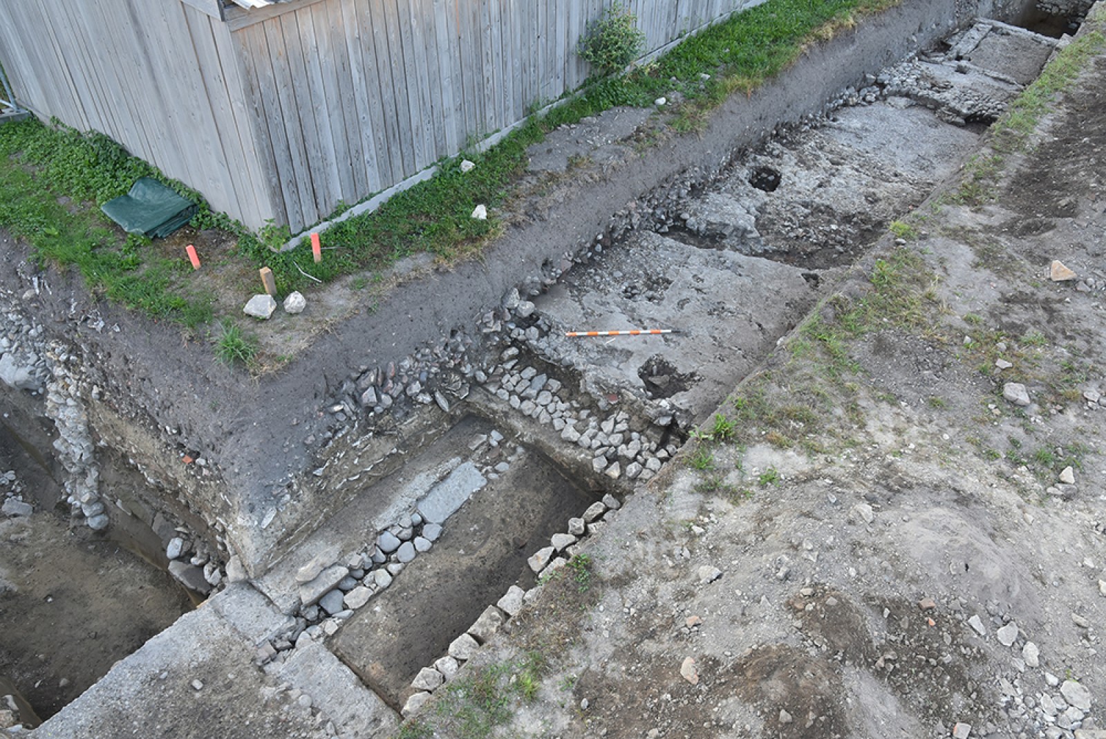 Vue des vestiges de la période romaine (maçonneries et sols en béton)