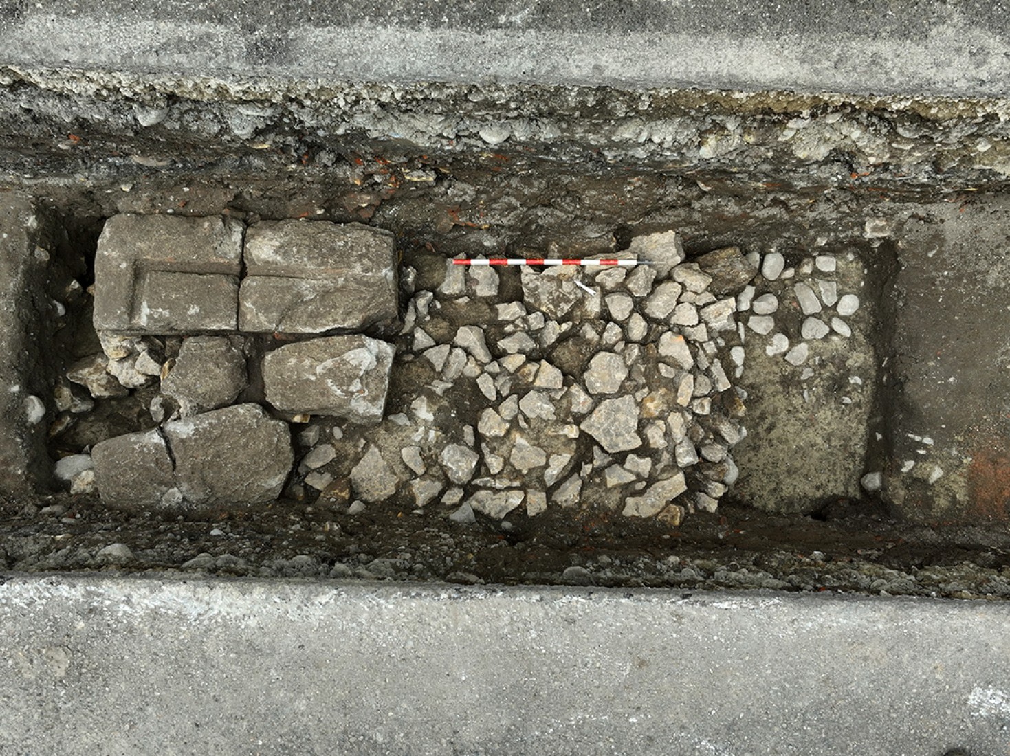 Vestiges d'une fontaine de rue à l'angle de l'insula 10