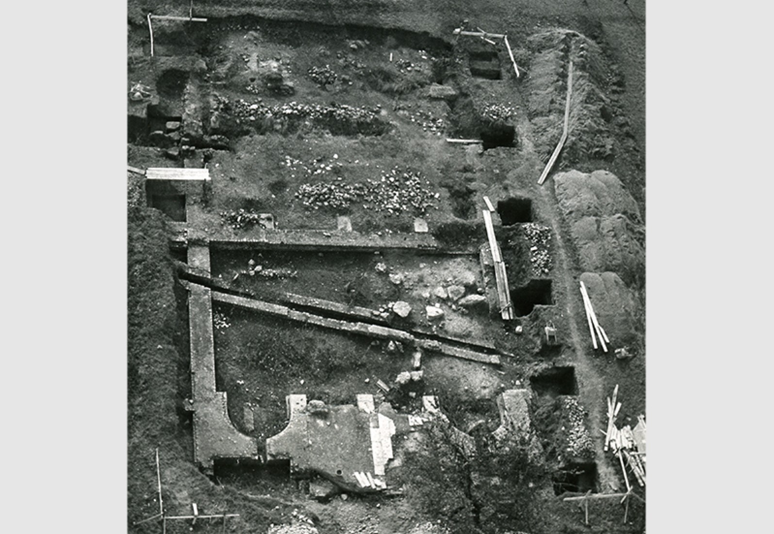 Fouille des années 1950. On aperçoit les absides du frigidarium et le grand égout le traversant. Photo R. Bersier