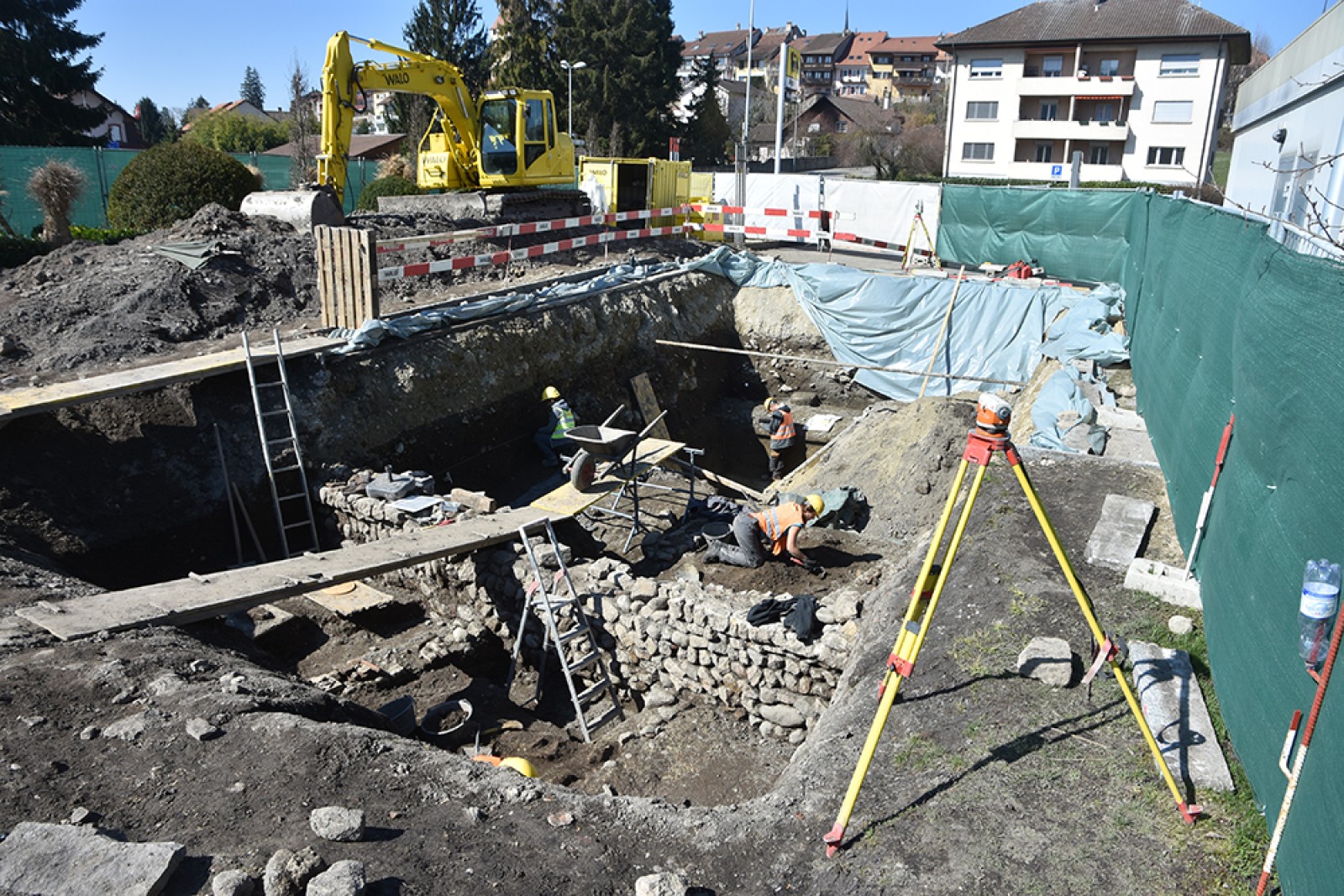 Vue générale du chantier avec, au premier plan, un des murs médiévaux