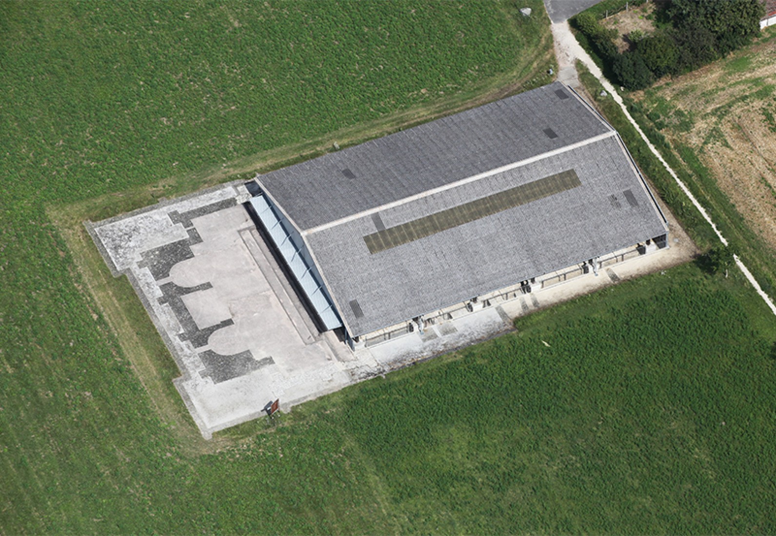 La niche centrale et les deux absides latérales du caldarium sont marquée au sol à l'extérieur de l'abri