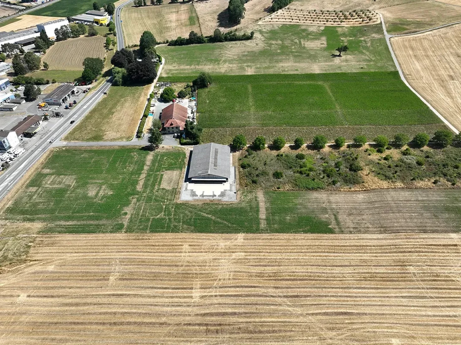 Vue de l'abri des thermes antiques et des champs alentour