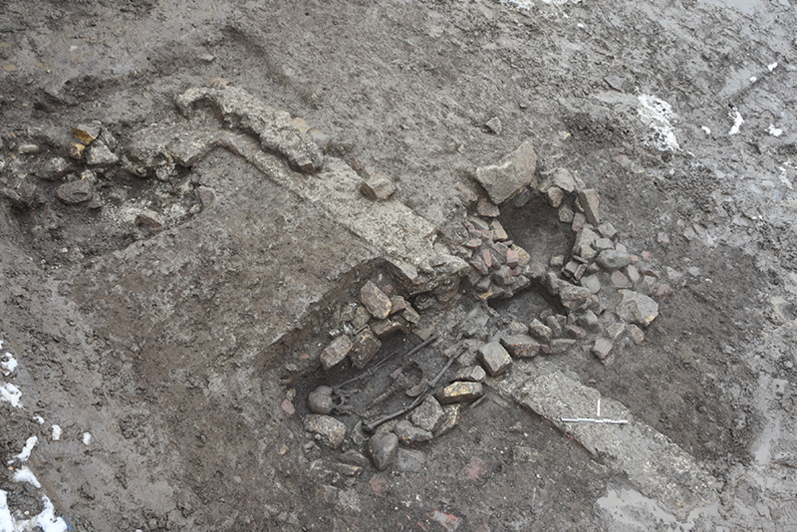 Inhumation du 8e siècle recoupant une maçonnerie romaine