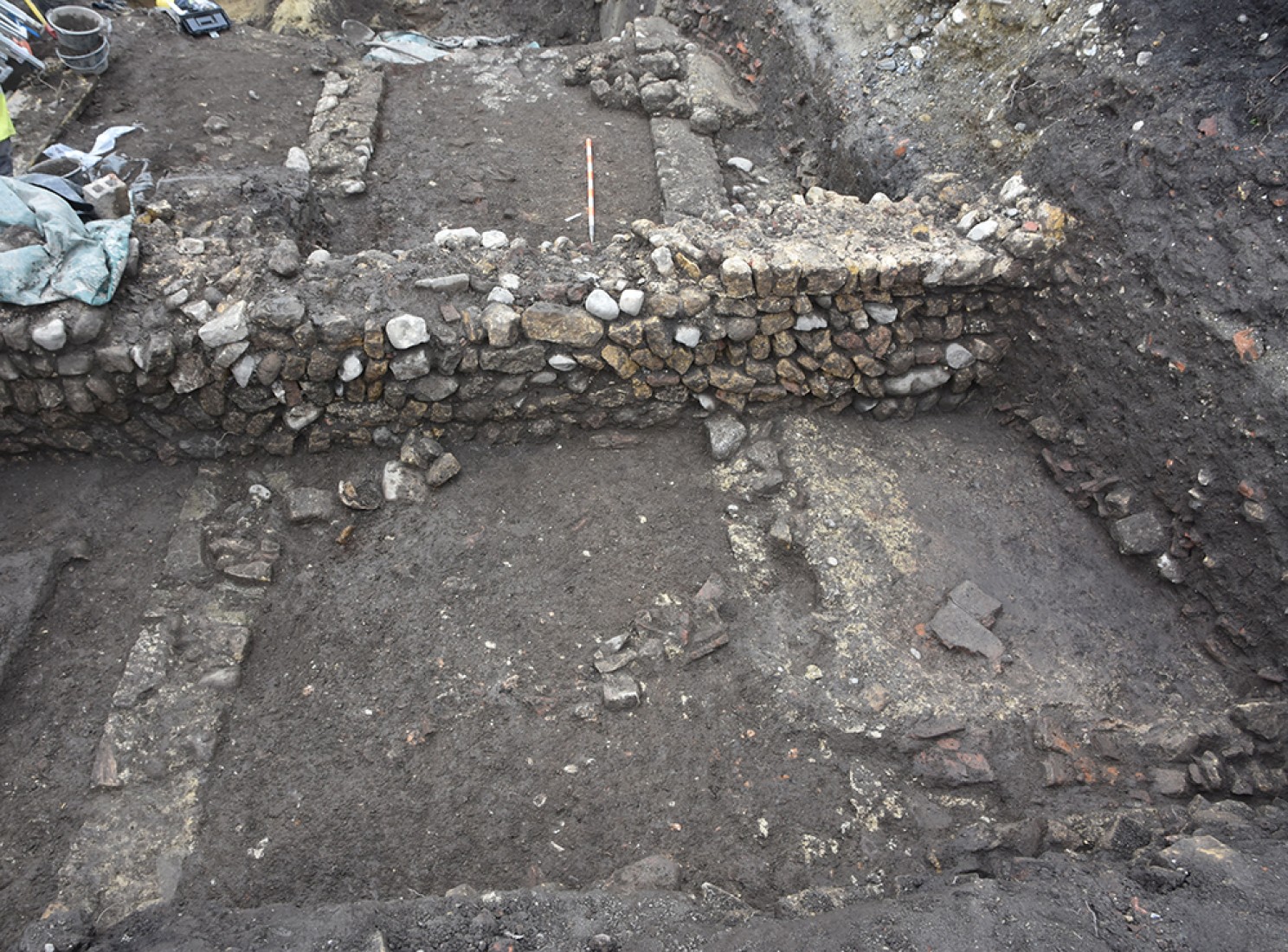 Vue générale du mur médiéval construit sur les maçonneries romaines sous-jacentes