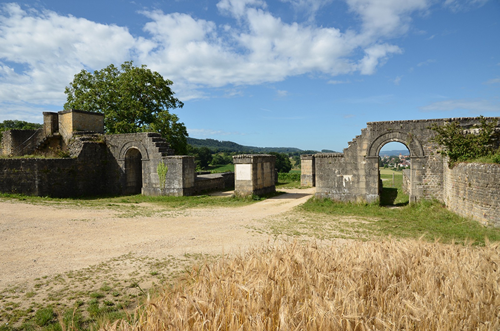 Vue des maçonneries restaurées de la façade extérieure de la porte de l'Est. Photo P. Lutz