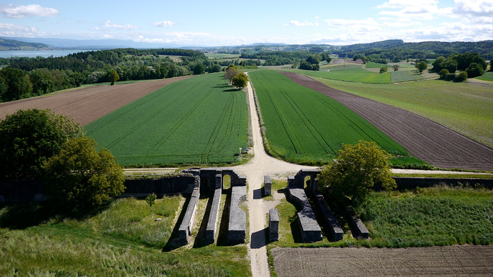 Les vestiges restaurés de la porte de l'Est, vue en direction de Morat. Photo NVP3D