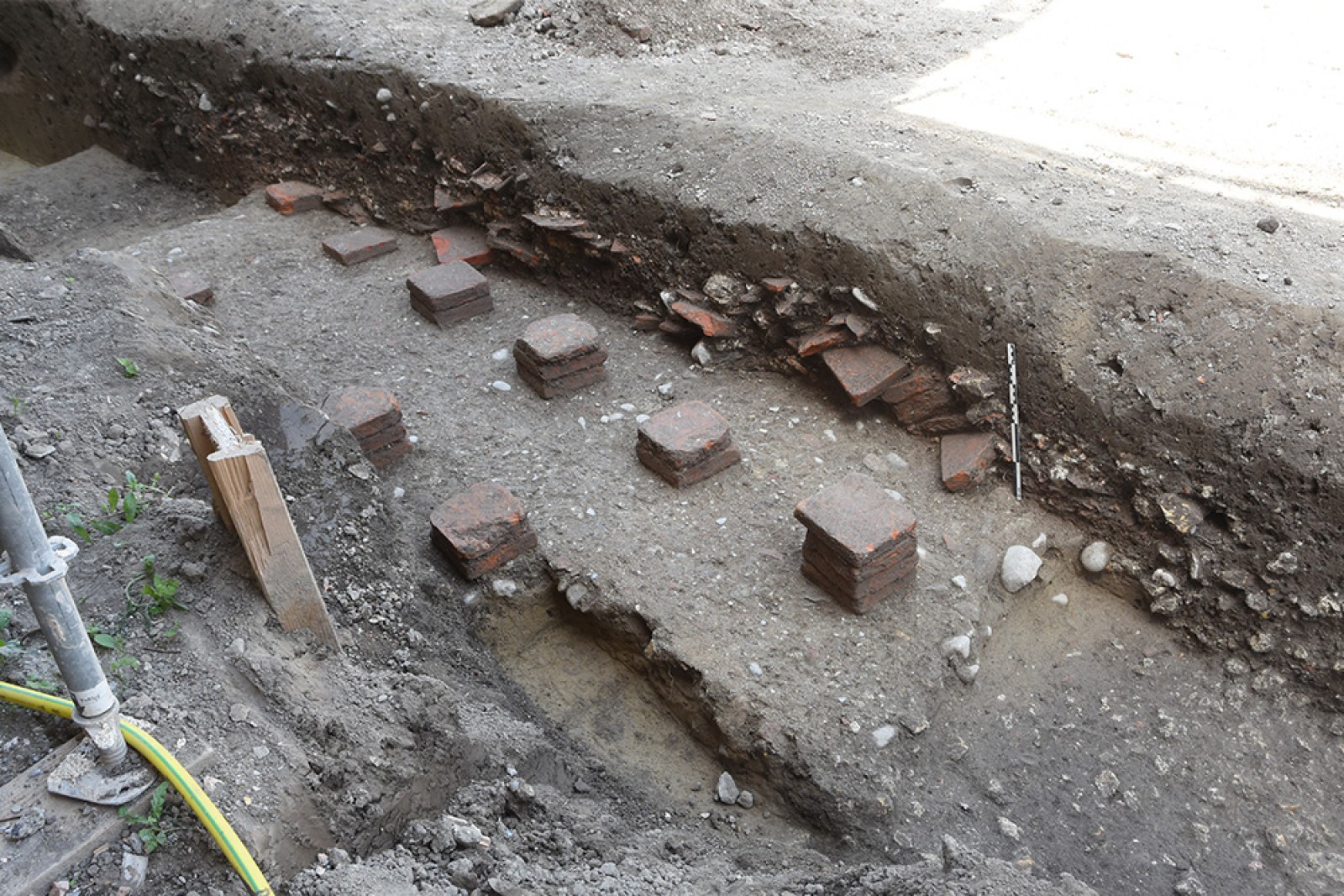 Deux rangées de pilettes sont conservées sur le fond de l'hypocauste